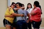 Sørgende efter massedrabet i byen Uvalde i Texas 24. maj 2022. Et af mange skyderier i USA, især i de stater, hvor der ikke er mange regler om våben.  Foto: Marco Bello/Ritzau Scanpix