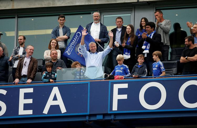  Chelseas tidligere ejer, Roman Abramovitj (øverst), var berømmet for at være både rundhåndet og tålmodig i forhold til London-klubben. Forventningen er, at russerens slag af Chelsea også varsler et kursskifte. De nye ejer under ledelse af amerikaneren Tom Boehly (nederst) går til forretningen med en forventning om et afkast. Foto: Tony O'brien/Ritzau Scanpix