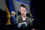 Ukraines præsident, Volodymyr Zelenskyj, på en storskærm ved det økonomiske topmøde i Davos i Schweiz i går.  Foto: Fabrice Coffrini/Ritzau Scanpix