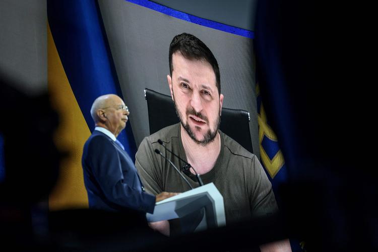 Ukraines præsident, Volodymyr Zelenskyj, på en storskærm ved det økonomiske topmøde i Davos i Schweiz i går.  Foto: Fabrice Coffrini/Ritzau Scanpix