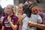     UVALDE, TEXAS - MAY 25: Community members embrace and mourn together at a vigil for the 21 victims in the mass shooting at Rob Elementary School on May 25, 2022 in Uvalde, Texas. Nineteen students and two adults were killed, with the gunman fatally shot by law enforcement. Brandon Bell/Getty Images/AFP == FOR NEWSPAPERS, INTERNET, TELCOS &amp; TELEVISION USE ONLY ==   Foto: Brandon Bell/Ritzau Scanpix