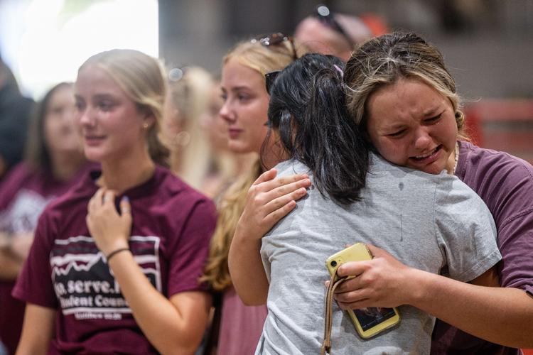     UVALDE, TEXAS - MAY 25: Community members embrace and mourn together at a vigil for the 21 victims in the mass shooting at Rob Elementary School on May 25, 2022 in Uvalde, Texas. Nineteen students and two adults were killed, with the gunman fatally shot by law enforcement. Brandon Bell/Getty Images/AFP == FOR NEWSPAPERS, INTERNET, TELCOS &amp; TELEVISION USE ONLY ==   Foto: Brandon Bell/Ritzau Scanpix
