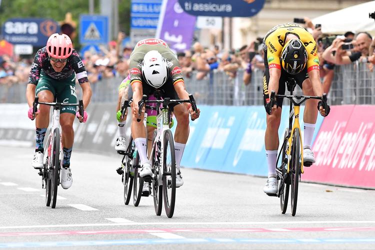 Dries De Bondt og Edoardo Affini (t.h.) i tæt duel om sejren, mens Magnus Cort yderst til venstre må erkende, at anstrengelserne kun rækker til tredjepladsen.
 Foto: Jennifer Lorenzini/Ritzau Scanpix