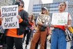 Drabet på 19 børn og to lærere i den lille by Uvalde i Texas har udløst flere demonstrationer mod våben. Her i New York i går.  Foto: Spencer Platt/Ritzau Scanpix