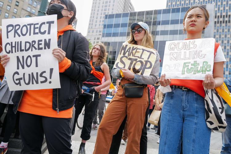 Drabet på 19 børn og to lærere i den lille by Uvalde i Texas har udløst flere demonstrationer mod våben. Her i New York i går.  Foto: Spencer Platt/Ritzau Scanpix