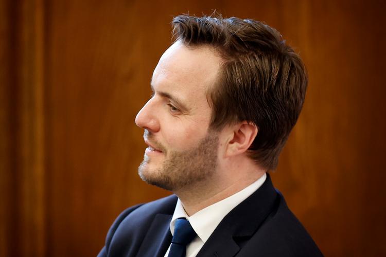 »Det er på tide, at tech-giganterne tager et større ansvar for ulovligt indhold, der florerer på deres platforme«, siger Simon Kollerup.  Foto: Jens Dresling