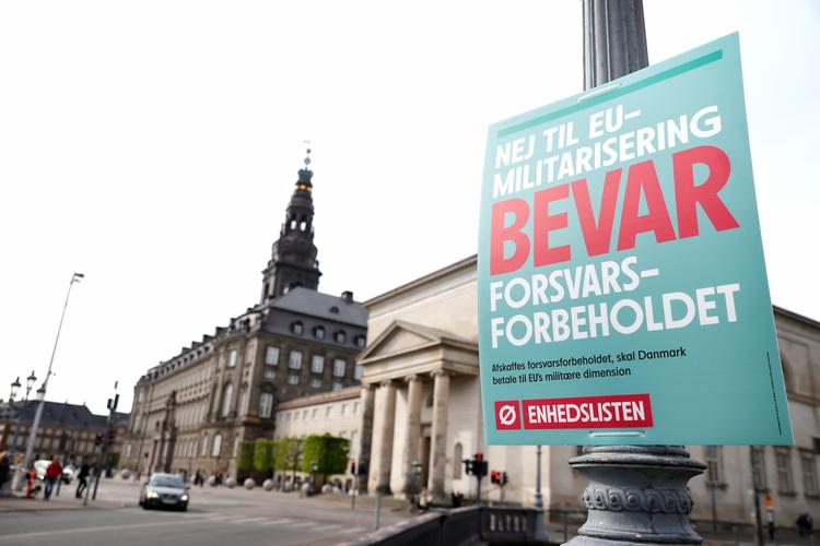  Der er ikke kamp om pladsen til valgplakterne på lygtepælene i København..   Foto: Jens Dresling