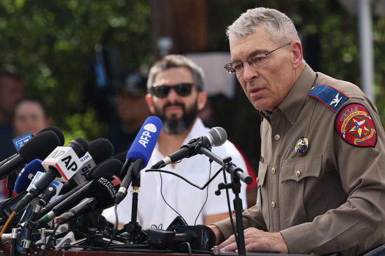 UVALDE, TEXAS - MAY 27: Steven C. McCraw, Director and Colonel of the Texas Department of Public Safety, speaks during a press conference about the mass shooting at Robb Elementary School on May 27, 2022 in Uvalde, Texas. McCraw held a press conference to give an update on the investigation into Tuesday's mass shooting where 19 children and two adults were killed at Robb Elementary School, and admitted that it was the wrong decision to wait and not breach the classroom door as soon as police officers were inside the elementary school. Michael M. Santiago/Getty Images/AFP == FOR NEWSPAPERS, INTERNET, TELCOS &amp; TELEVISION USE ONLY == Foto: Michael M. Santiago/Ritzau Scanpix