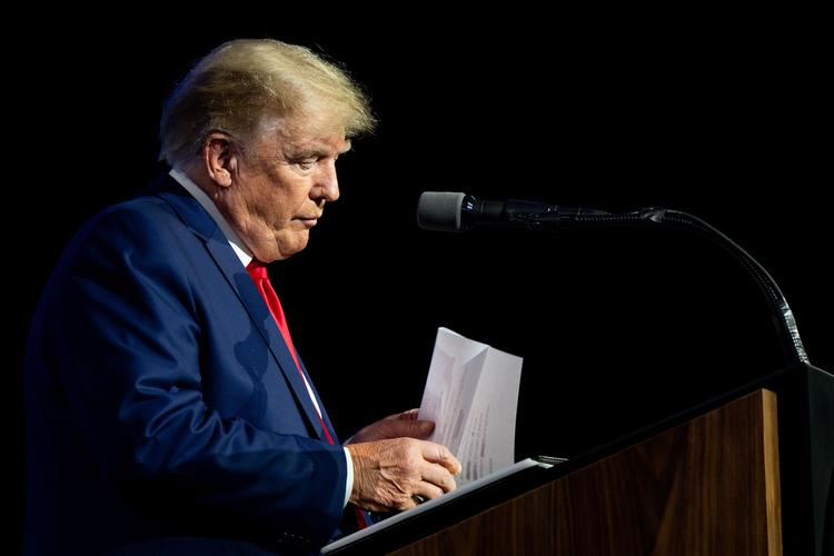     HOUSTON, TEXAS - MAY 27: Former U.S. President Donald Trump prepares to read the names of the victims of the Uvalde mass shooting during the National Rifle Association (NRA) annual convention on May 27, 2022 in Houston, Texas. The annual National Rifle Association comes days after the mass shooting in Uvalde, Texas which left 19 students and 2 adults dead, with the gunman fatally shot by law enforcement officers. Brandon Bell/Getty Images/AFP == FOR NEWSPAPERS, INTERNET, TELCOS &amp; TELEVISION USE ONLY ==   Foto: Brandon Bell/Ritzau Scanpix