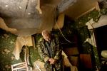     Det går tilbage for Ukraine i Donbas-regionen, hvor Elena Rezonenko, i gul trøje, bor med sin bror og blinde søster på fjerde sal i byen Bakhmut, tæt på frontlinjen. For en uge sidensmadrede et russisk missil halvdelen af deres  bygning.  Foto: Mads Nissen/POLITIKEN