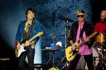    Et af rockens mest sejlivede makkerpar, Ronnie Wood (tv) og Keith Richards, krydser klinger i The Rolling Stones, på Roskilde Festival l 2014.  Foto: Thomas Borberg