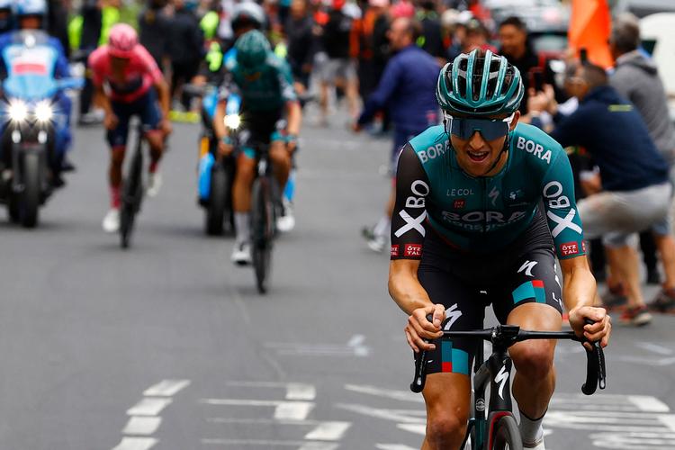 Jai Hindley har foretaget det afgørende angreb og lagt Richard Carapaz i den lyserøde førertrøje bag sig.
 Foto: Luca Bettini/Ritzau Scanpix