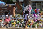     UVALDE, TEXAS - MAY 28: Young girls pay their respects at a memorial to the victims of the Robb Elementary School mass shooting on May 28, 2022 in Uvalde, Texas. Nineteen children and two adults were killed on May 24th during a mass shooting at Robb Elementary School after a gunman entered the school through an unlocked door and locked himself in a classroom where the victims were located. Michael M. Santiago/Getty Images/AFP == FOR NEWSPAPERS, INTERNET, TELCOS &amp; TELEVISION USE ONLY ==   Foto: Michael M. Santiago/Ritzau Scanpix