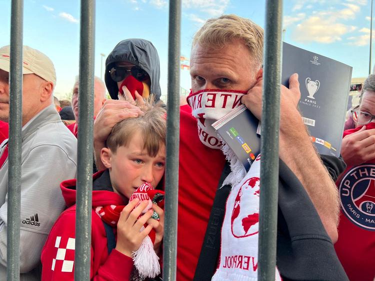 En ung Liverpool-fan var en af mange, der oplevede de kaotiske scener omkring Stade de France lørdag aften. Selv børn blev ramt af tåregas. Foto: Reuters/Ritzau Scanpix