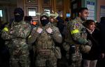 Ben Grant (th.) fotograferet på stationen i Lviv i det vestlige Ukraine 5. marts. Sammen med sine kammerater er han klar til at tage til fronten østpå.  Foto: Kai Pfaffenbach/Ritzau Scanpix