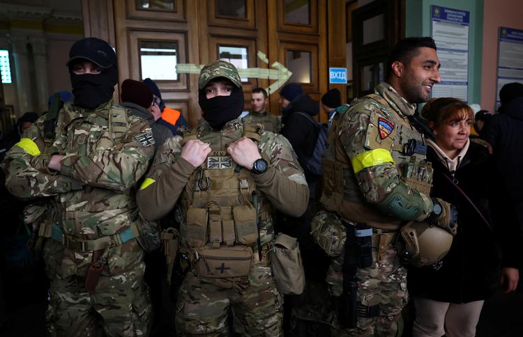 Ben Grant (th.) fotograferet på stationen i Lviv i det vestlige Ukraine 5. marts. Sammen med sine kammerater er han klar til at tage til fronten østpå.  Foto: Kai Pfaffenbach/Ritzau Scanpix