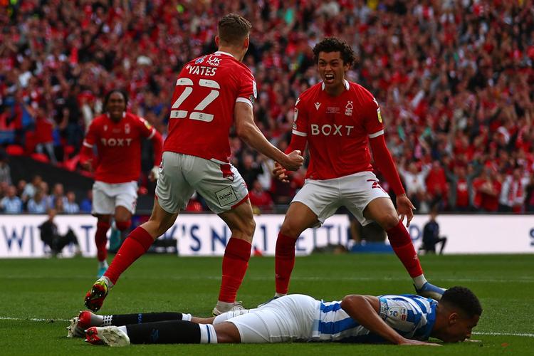 Jubel efter selvmålet, der sendte Nottingham Forest op i Premier League.  Foto: Adrian Dennis/Ritzau Scanpix