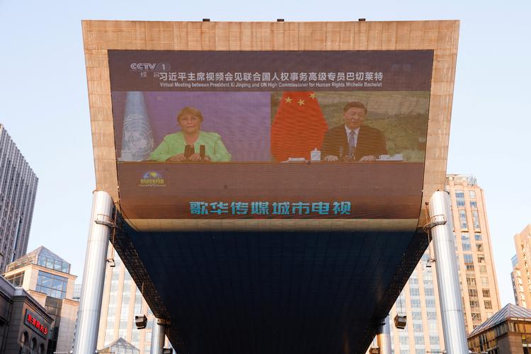Præsident Xi Jinping, til højre, deltog i et virtuelt møde med FNs højkommissær for menneskerettigheder, Michelle Bachelet. Efterfølgende roste hun ham for dialogen. Foto: Carlos Garcia Rawlins/Ritzau Scanpix