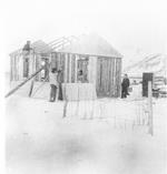 Arnøy-gruppen byggede i løbet af seks dage dette hus, som den selv boede i i de tre måneder, den opholdt sig på Arnøy 