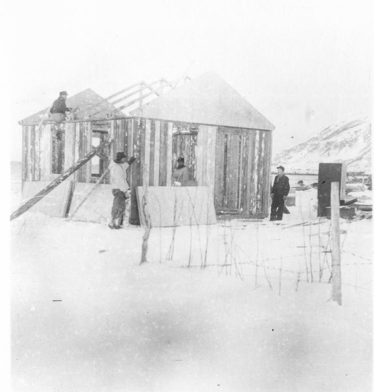 Arnøy-gruppen byggede i løbet af seks dage dette hus, som den selv boede i i de tre måneder, den opholdt sig på Arnøy 