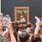 Gæster på Louvre i Paris blev i søndags vidner til en mand, der forsøgte at smadre glasset, som beskytter det berømte 'Mona Lisa'-portræt Foto: Twitter/@klevisl007/Ritzau Scanpix