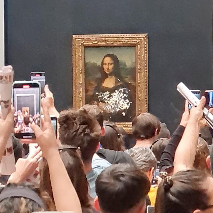 Gæster på Louvre i Paris blev i søndags vidner til en mand, der forsøgte at smadre glasset, som beskytter det berømte 'Mona Lisa'-portræt Foto: Twitter/@klevisl007/Ritzau Scanpix