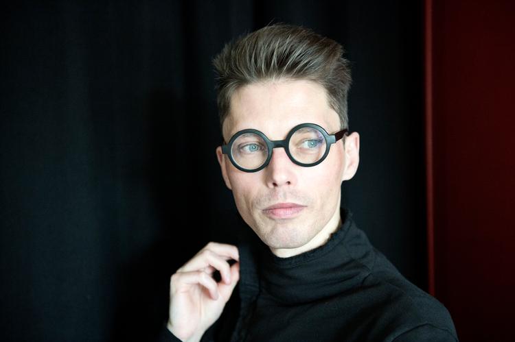 Simon Staho skulle tilsyneladende væk fra det store lærred og ind på de skrå brædder for at forløse sit talent. Foto: Mathias Bojesen/Ritzau Scanpix