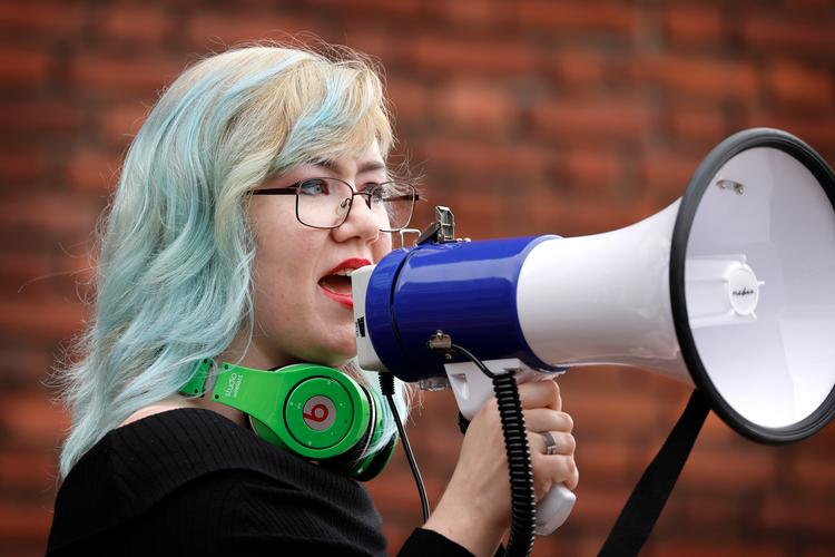 Cassandra Vesselgaard foran Gladsaxe Rådhus er lykkelig for de to år, hun har haft på den forberedende grunduddannelse. Bagefter vil hun tage hf.  Foto: Jens Dresling