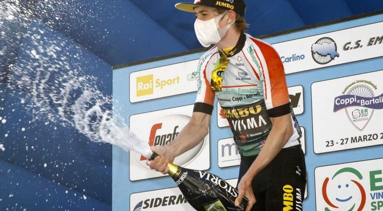 Jonas Vingegaard mestrer også sejrsceremoniens jubelsprøjt med gyldne dråber som her under sidste års Settimana Coppi e Bartali. Foto: Settimana Coppi e Bartali. 