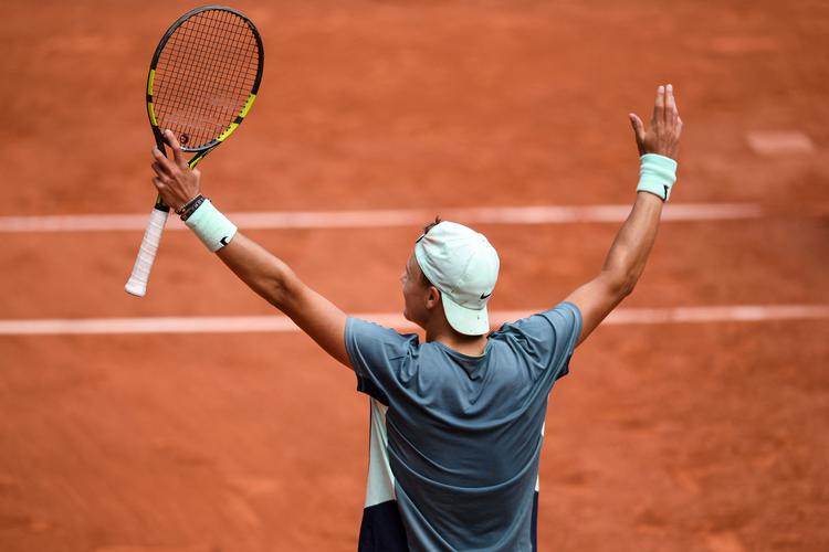 Danske Holger Rune er blevet en populær skikkelse i Paris, og onsdag aften optræder han på Roland Garros-anlæggets største bane som sidste programpunkt. Ligesom Novak Djokovic og Rafael Nadal gjorde tirsdag aften. Foto: Julien de Rosa/Ritzau Scanpix