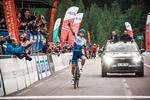 Jakob Fuglsang kører jublende over stregen som vinder af Mercan Tour Classic Alpes Maritimes. Foto: Mercan Tour. 