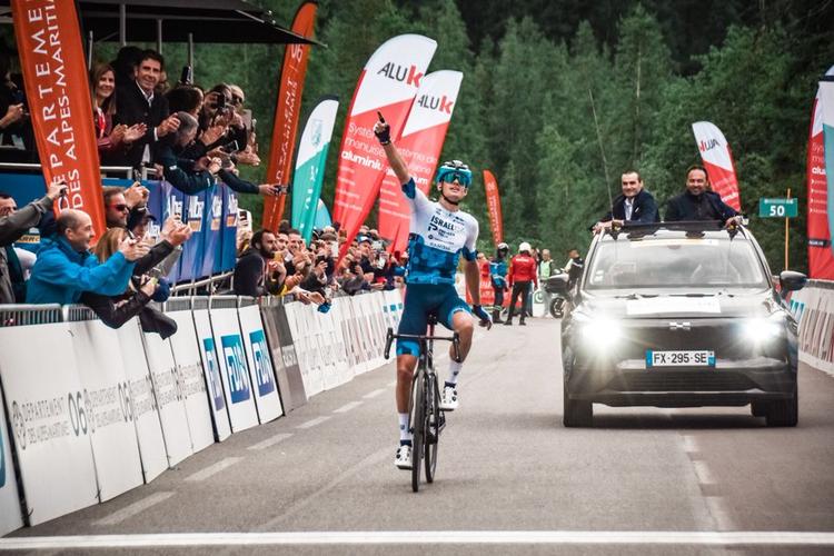 Jakob Fuglsang kører jublende over stregen som vinder af Mercan Tour Classic Alpes Maritimes. Foto: Mercan Tour. 