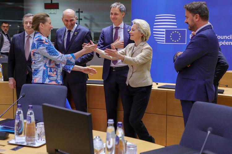 Mette Frederiksen (S) og Europa-Kommissionens formand, Ursula von der Leyen, i et venskabeligt øjeblik på EU-topmødets sidste dag. Foto: Olivier Matthys/Ritzau Scanpix