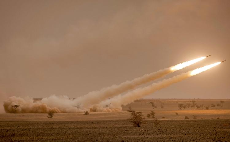 Amerikanske HIMARS-missiler, kort for 'High Mobility Artillery Rocket System', affyres under militærøvelse i Marokko. Nu sender USA missilsystemet til Ukraine.  Foto: Fadel Senna/Ritzau Scanpix