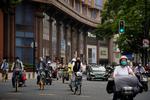Trafikken var tilbage i Shanghai onsdag morgen, da størstedelen af byens 25 millioner indbyggere endelig fik lov til at forlade deres hjem. Foto: Aly Song/Ritzau Scanpix