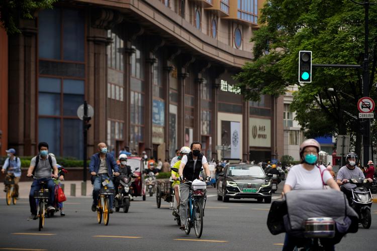 Trafikken var tilbage i Shanghai onsdag morgen, da størstedelen af byens 25 millioner indbyggere endelig fik lov til at forlade deres hjem. Foto: Aly Song/Ritzau Scanpix