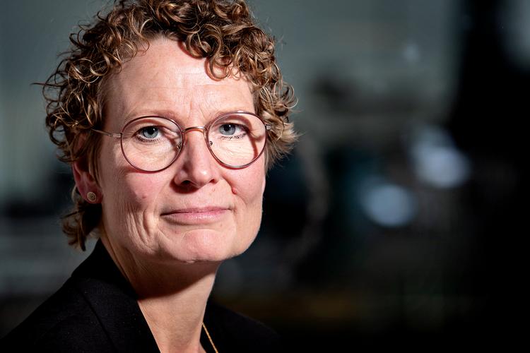 Det lå ikke i kortene, at Lone Strøm skulle uddanne sig til revisor. Men en lærer på handelsskolen insisterede på, at hun gav tanken om en længere uddannelse en chance. Og så blev pladsen som regnskabselev skiftet ud med cand. merc.-studiet på Handselshøjskolen i København. Foto: Martin Lehmann