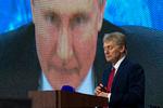 Kreml-talsmand Dmitrij Peskov fotograferet sammen med sin chef, Vladimir Putin, under et pressemøde i Moskva i 2020.  Foto: Alexander Zemlianichenko/Ritzau Scanpix