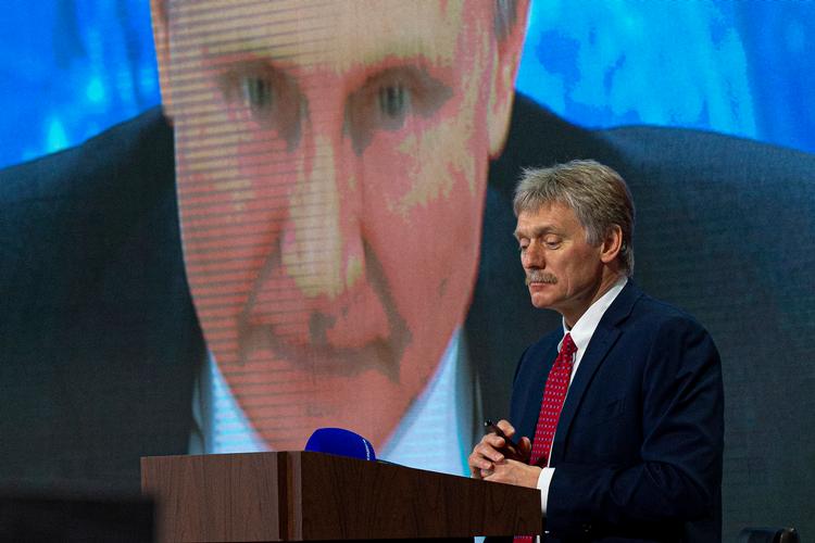 Kreml-talsmand Dmitrij Peskov fotograferet sammen med sin chef, Vladimir Putin, under et pressemøde i Moskva i 2020.  Foto: Alexander Zemlianichenko/Ritzau Scanpix