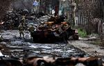 En ødelagt russisk kampvogn i byen Butja i april 2022.   Foto: Zohra Bensemra/Ritzau Scanpix