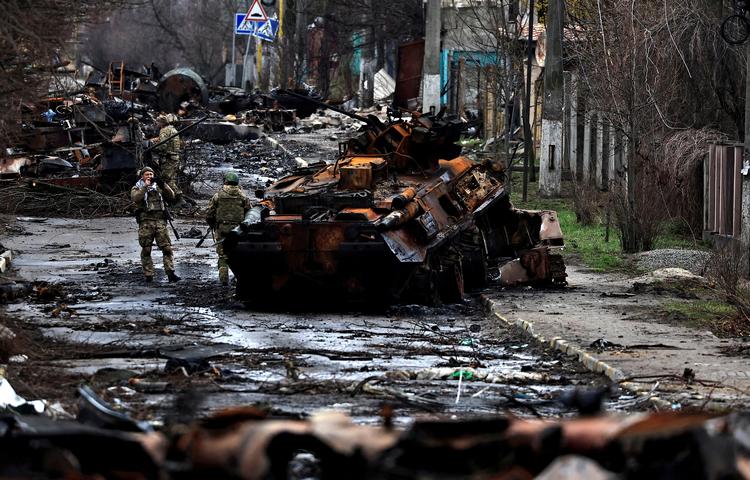 En ødelagt russisk kampvogn i byen Butja i april 2022.   Foto: Zohra Bensemra/Ritzau Scanpix