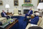     WASHINGTON, DC - MAY 31: U.S. President Joe Biden (C) meets with Federal Reserve Chairman Jerome Powell and Treasury Secretary Janet Yellen, in the Oval Office at the White House on May 31, 2022 in Washington, DC. The three met to discuss the Biden Administration's plan to combat record-high inflation. Kevin Dietsch/Getty Images/AFP == FOR NEWSPAPERS, INTERNET, TELCOS &amp; TELEVISION USE ONLY ==   Foto: Kevin Dietsch/Ritzau Scanpix