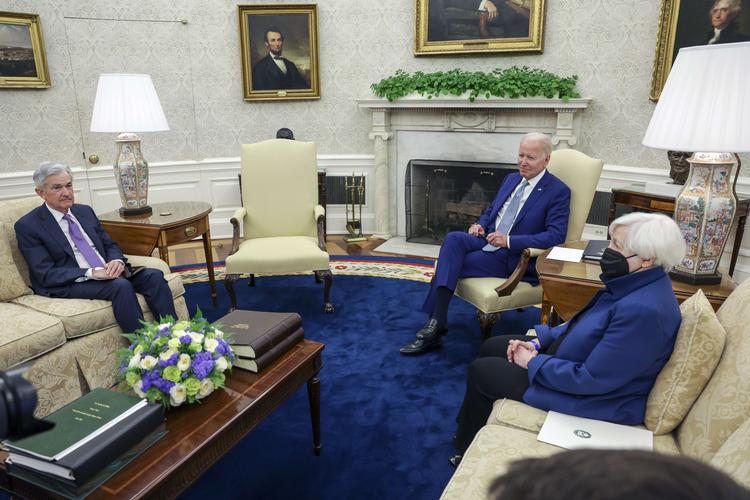     WASHINGTON, DC - MAY 31: U.S. President Joe Biden (C) meets with Federal Reserve Chairman Jerome Powell and Treasury Secretary Janet Yellen, in the Oval Office at the White House on May 31, 2022 in Washington, DC. The three met to discuss the Biden Administration's plan to combat record-high inflation. Kevin Dietsch/Getty Images/AFP == FOR NEWSPAPERS, INTERNET, TELCOS &amp; TELEVISION USE ONLY ==   Foto: Kevin Dietsch/Ritzau Scanpix