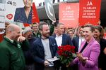 De fem partiledere fra det nationale kompromis "campaigner" samlet ved Nørreport Station. Konservative Folkepartis formand Søren Pape Poulsen (C), SFs formand Pia Olsen Dyhr (F), Statsminister Mette Frederiksen (S), Radikales politiske leder Sofie Carsten Nielsen (B) og Venstres formand Jakob Ellemann-Jensen (V).   Foto: Jens Dresling