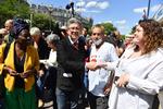    Venstrefløjslederen Jean-Luc Melenchon møder læger og sygeplejersker onsdag ved et parisisk hospital. Flere steder i landet er hospitalsvæsenet ved at bryde sammen, og vælgerne er både bekymrede og rasende. Foto: Julien de Rosa/Ritzau Scanpix