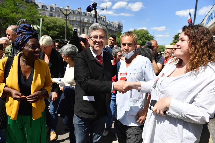    Venstrefløjslederen Jean-Luc Melenchon møder læger og sygeplejersker onsdag ved et parisisk hospital. Flere steder i landet er hospitalsvæsenet ved at bryde sammen, og vælgerne er både bekymrede og rasende. Foto: Julien de Rosa/Ritzau Scanpix
