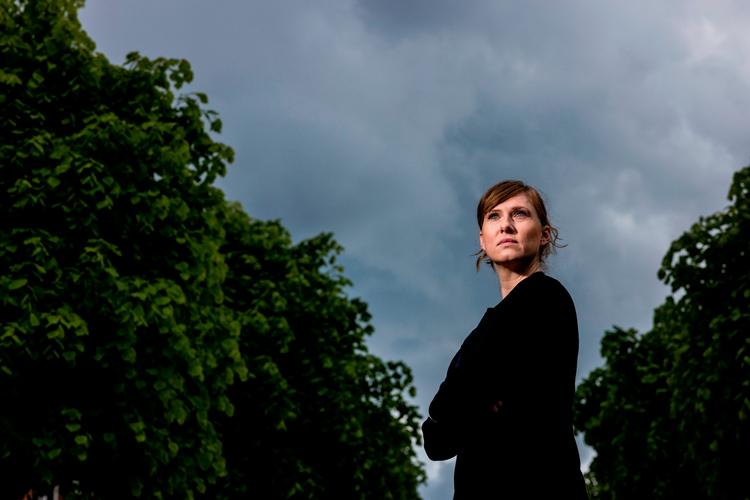 Julie Hildebrandt-Hæsum Bender mærker hver dag, at hendes søn Theodor lever videre i hendes hjerte. Men hans organer lever også i fire mennesker i Norden, og det giver mening i det meningsløse.  Foto: Nikolai Linares