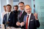 Ministertrioen  fra et andet pressemøde: Fra venstre erhvervsminister Simon Kollerup (S), klima-, energi- og forsyningsminister Dan Jørgensen (S) og skatteminister Jeppe Bruus (S). Foto: Jens Dresling