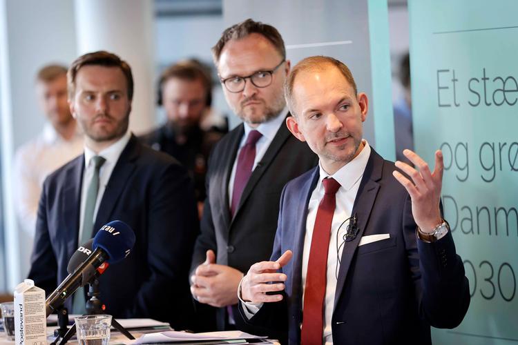 Ministertrioen  fra et andet pressemøde: Fra venstre erhvervsminister Simon Kollerup (S), klima-, energi- og forsyningsminister Dan Jørgensen (S) og skatteminister Jeppe Bruus (S). Foto: Jens Dresling
