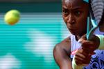 Cori Gauff kan selv skyde med skarpt, men det foregår på tennisbanen, hvor hun ved French Open i Paris er fremme i sin første grand slam-finale, der afvikles lørdag. Foto: Gonzalo Fuentes/Ritzau Scanpix